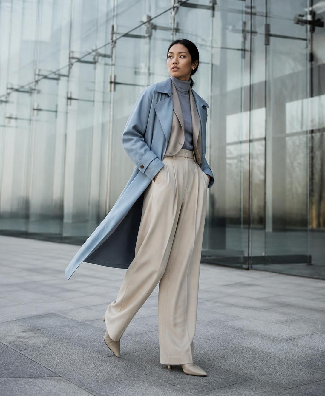 Gaya streetwear berlapis dalam warna netral